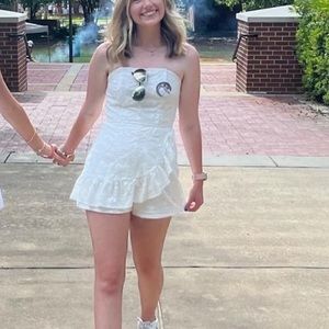 DO+BE white lace ruffled romper